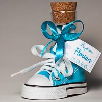 mini chaussure Converse avec un tube de bonbons